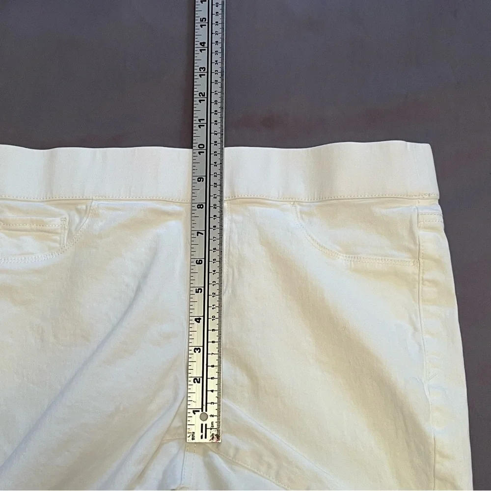 Bandolino Women’s White Pull-On Skimmer Pants - Picture 10 of 11